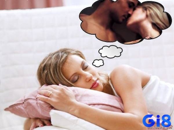 Hình ảnh một cặp đôi tình cảm bên cạnh nhau, trong khi người thứ ba đứng nhìn từ xa, tượng trưng cho sự ghen tị và so sánh