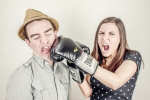 Mơ thấy bị đánh là điềm gì? Giải mã ý nghĩa và con số may mắn